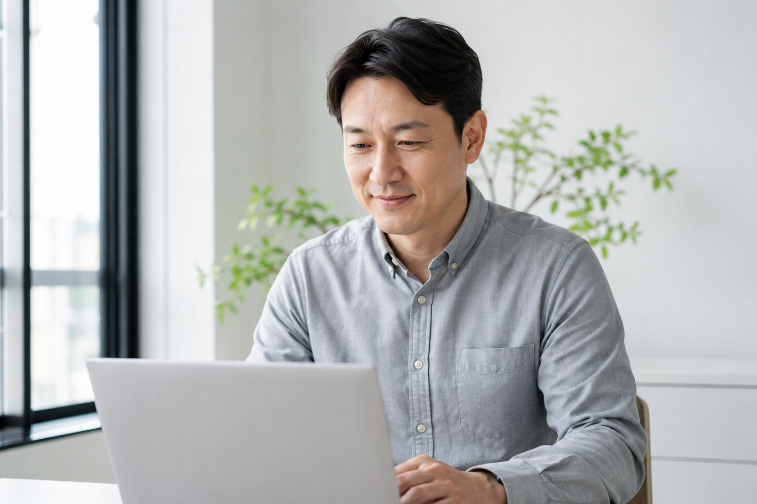 AI를 활용해 업무 중인 직장인